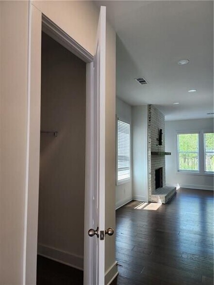 Building Photo - 1241 Westshore Dr