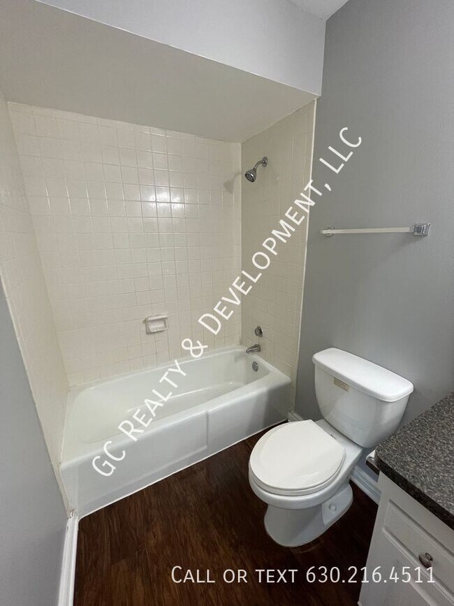 Building Photo - 13 Simpson St