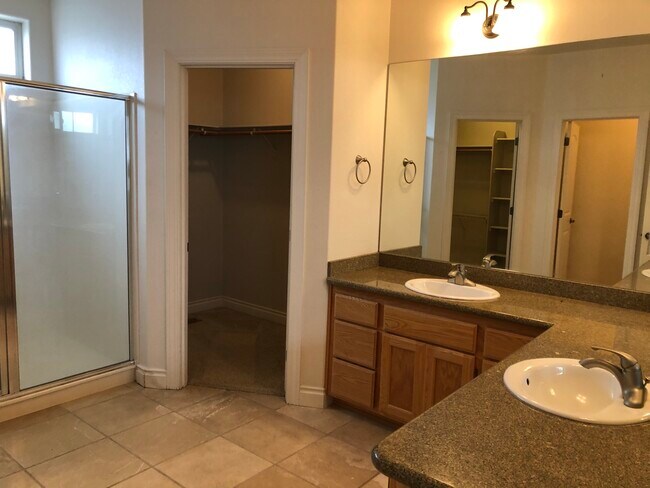 Building Photo - 813 Solano Cir