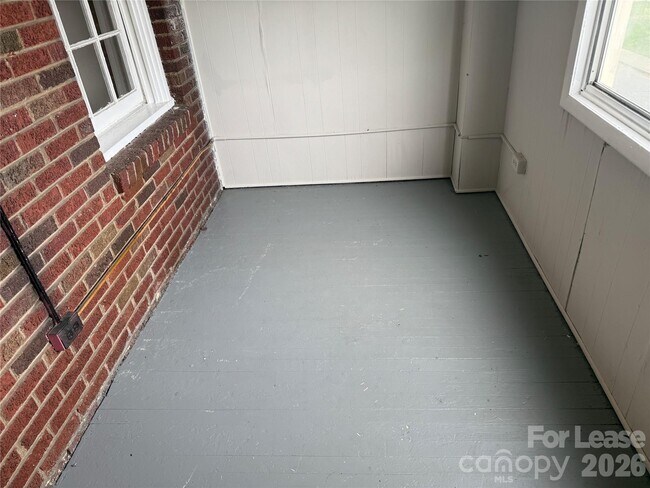 Building Photo - 1412 Park Dr