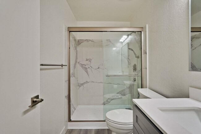 Building Photo - 2 bed 2 bath condo