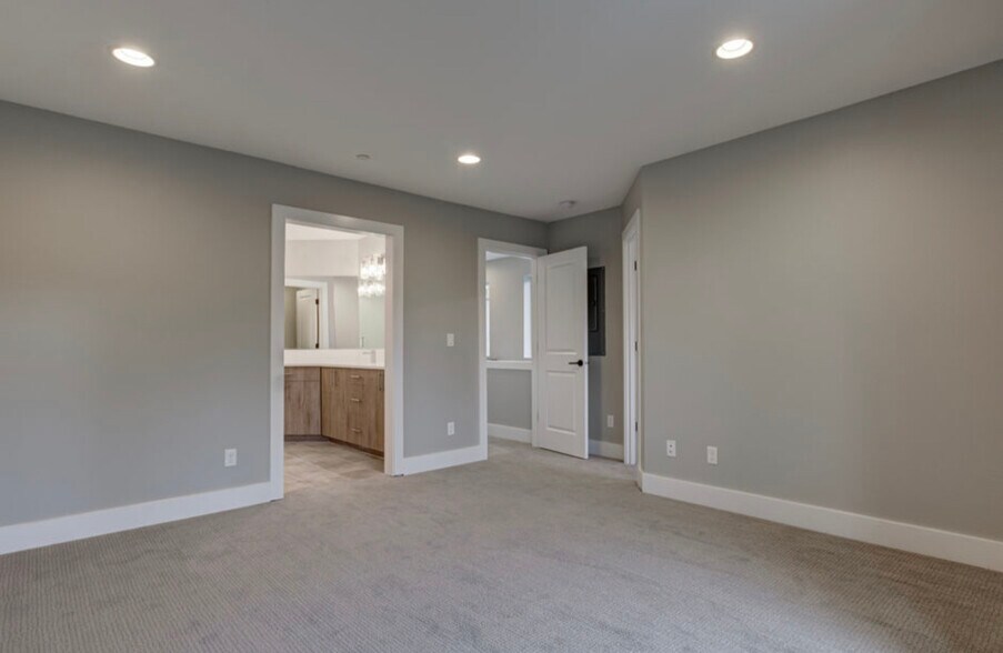 Building Photo - 6049 NE Flanders St