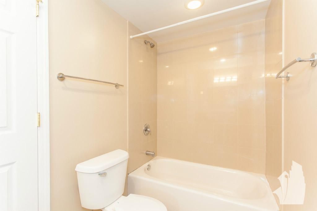 Building Photo - 4242 N Sheridan Rd