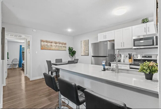Building Photo - Spacious One-Bedroom at Hyde Park Square