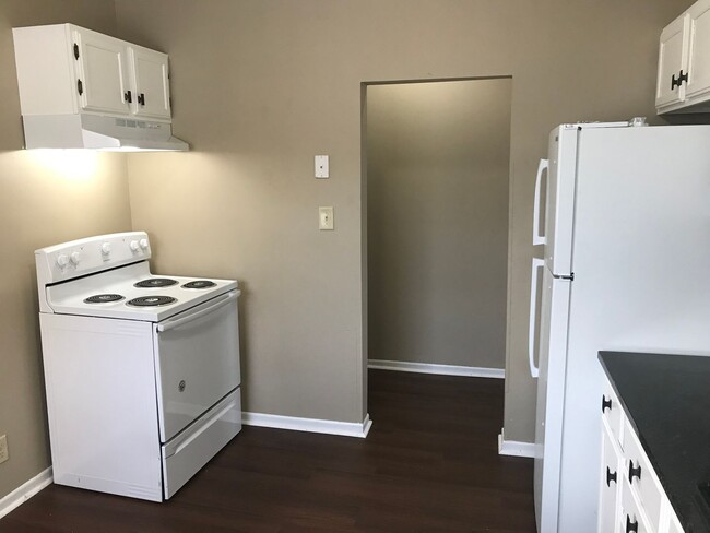 Building Photo - 812 E 7th St