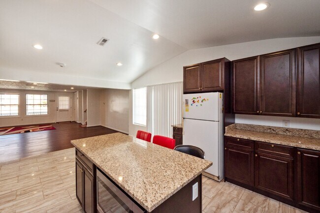 Building Photo - This beautiful well kept single-family hom...