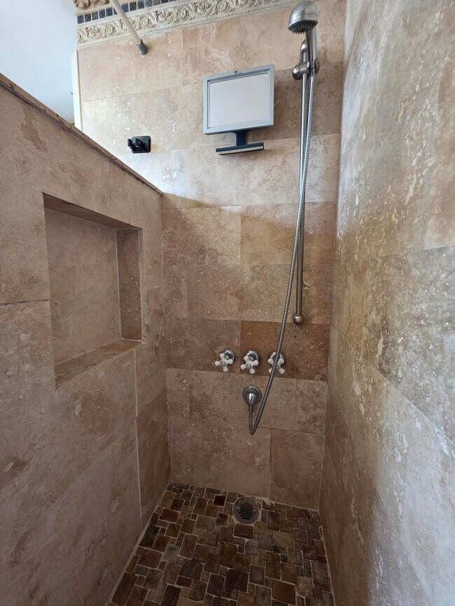 Building Photo - 201 S Lakeside Dr