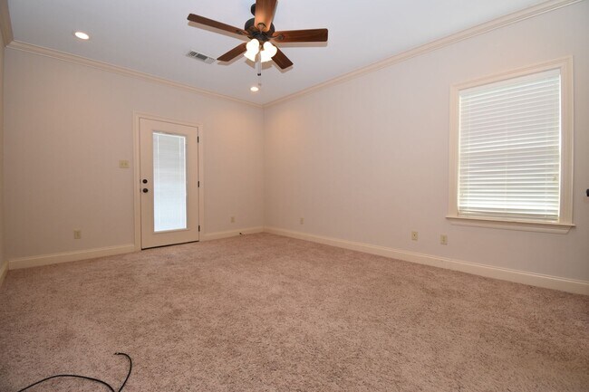 Building Photo - Spacious 3 Bedroom, 2 Bath Home
