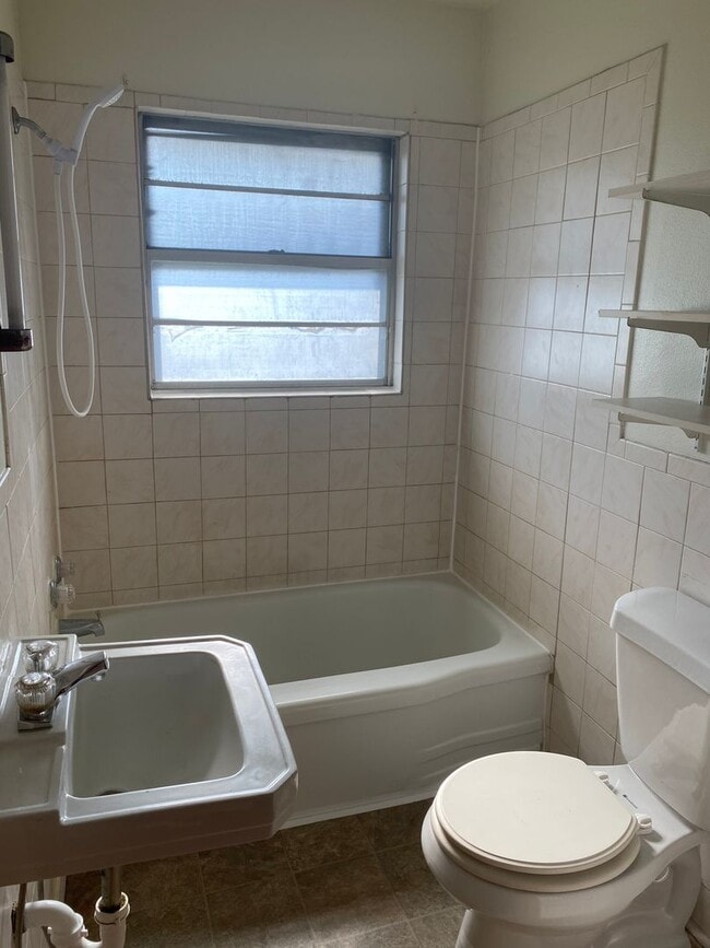Building Photo - One Bedroom in Roxana
