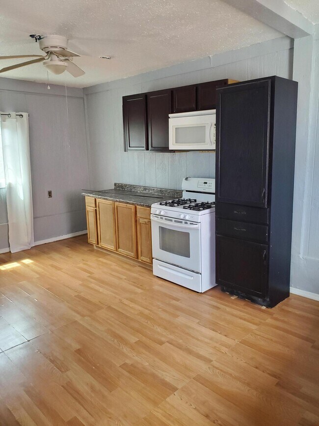 Building Photo - 14565 Hendrik Dr