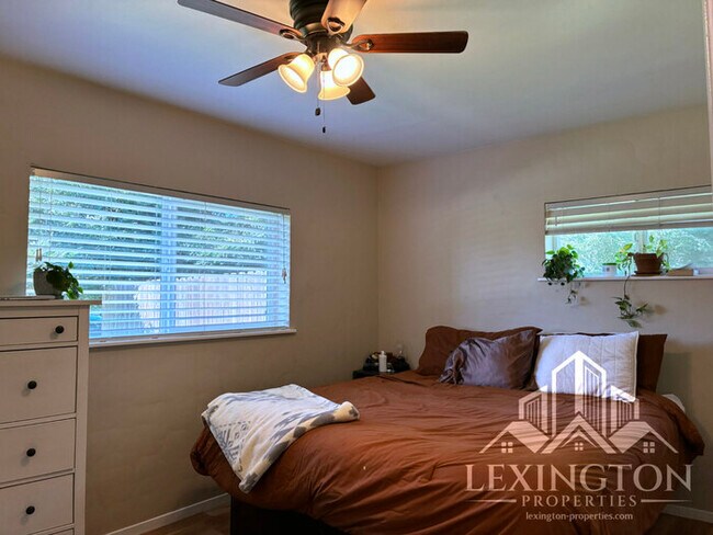 Building Photo - Lovely, 3BD/1BA Home, in Carmichael Neighb...