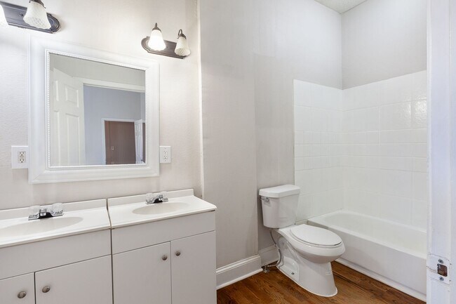 Building Photo - Spacious 3bd/2ba Bungelow w/ Rear Deck and Large Backyard!