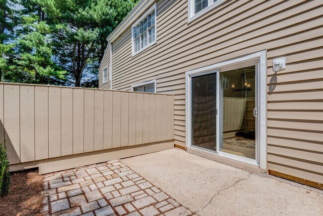 Building Photo - Beautifully remodeled condo