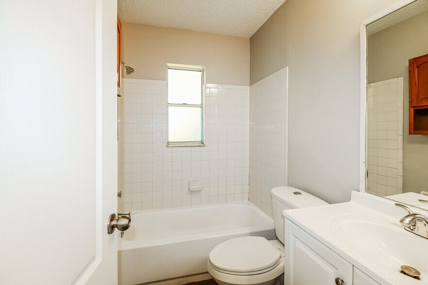 Building Photo - 11103 Mayflower Rd