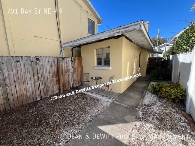 Building Photo - 701 Bay St NE