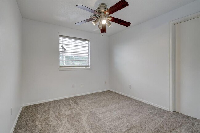 Building Photo - 503 Meadow Lake Dr