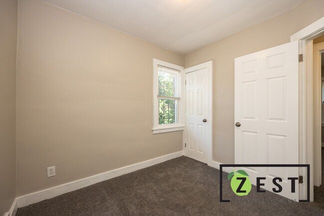 Building Photo - 15767 Pinehurst St