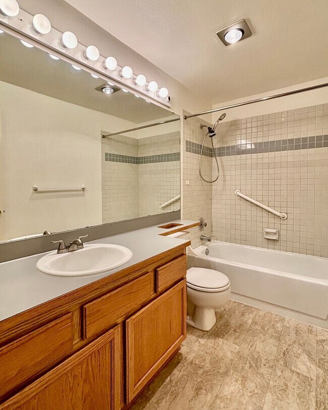 Building Photo - 3 Bed / 2.5 Bath Redmond single family hom...