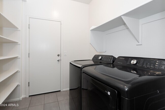 Building Photo - 10432 W Papago St