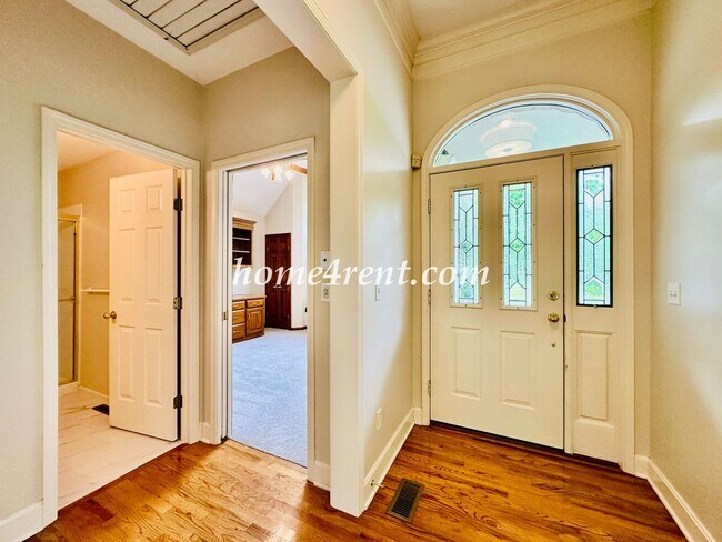 Building Photo - Exceptional 1.5 Story Home in the Prestigious Loch Lloyd Community!