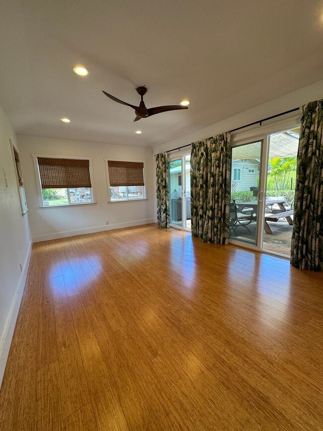 Building Photo - Newly Renovated 3/3 Home in Waialua