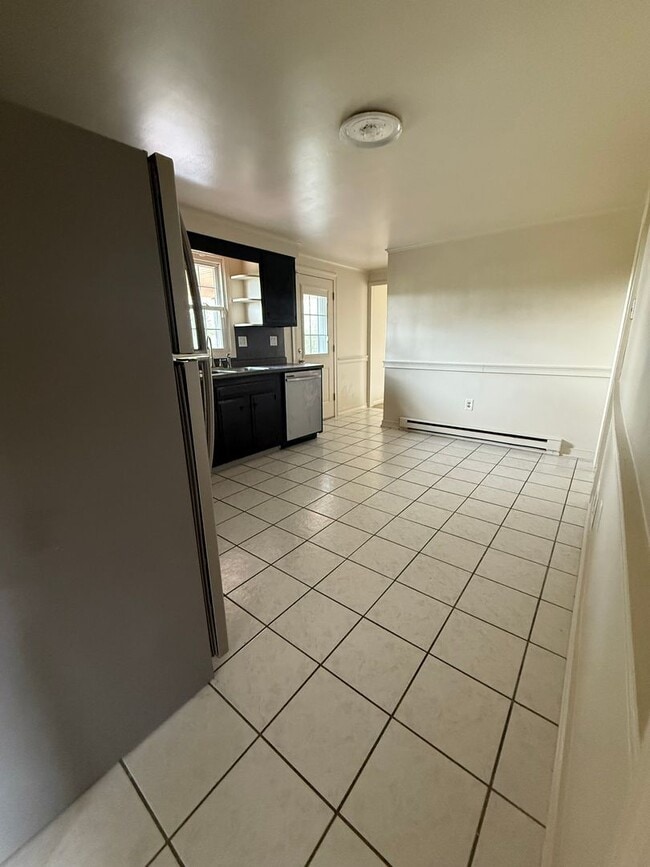 Building Photo - 3 bd / 1.5 bth Single Family Home in Quake...