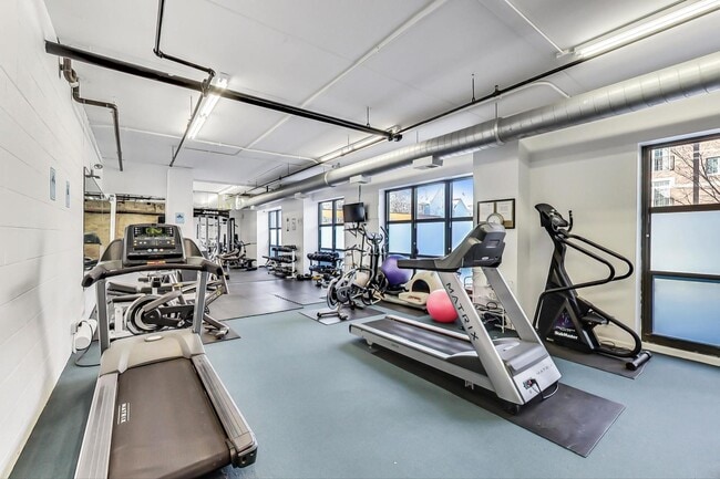 Building Photo - 1735 W Diversey Pkwy