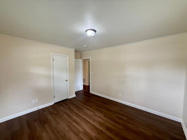 Building Photo - Three bedroom, 1 bath house in Burlington