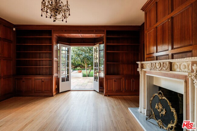 Building Photo - 1004 N Beverly Dr