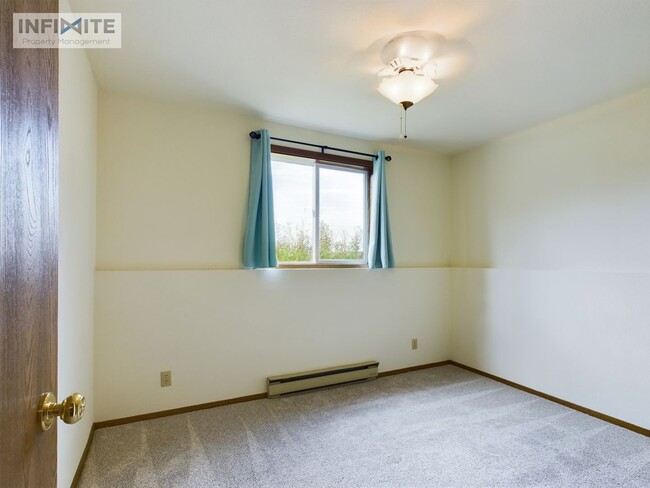 Building Photo - Newly Remodeled Garden View Apartment!