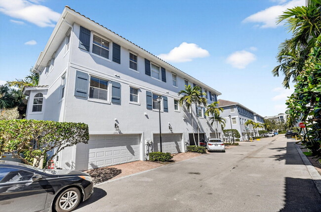 Building Photo - 1371 Vía De Pepi