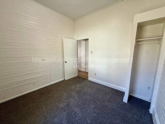 Building Photo - 302 Raynor St