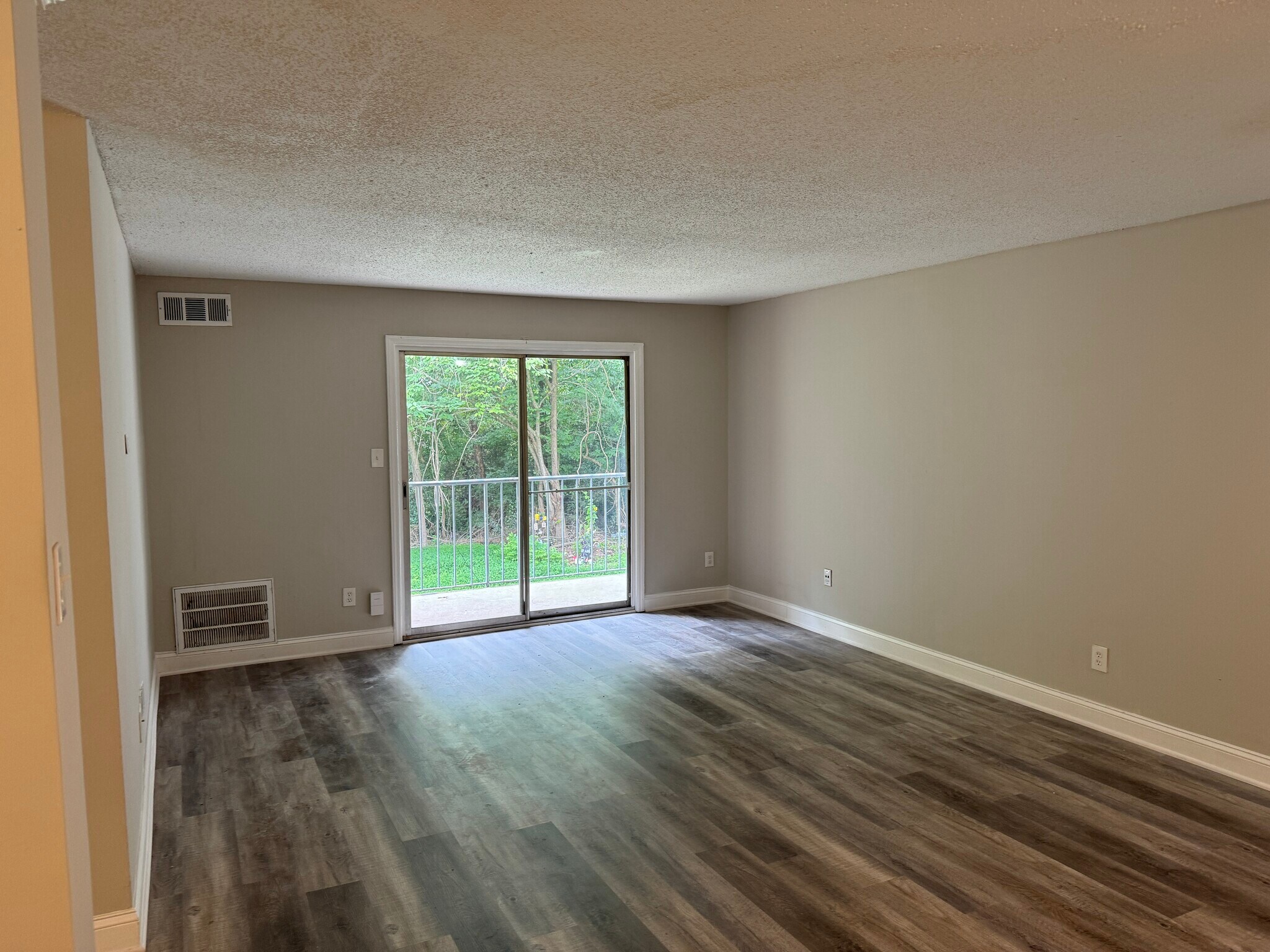 Building Photo - 7984 Shady Oak Trl