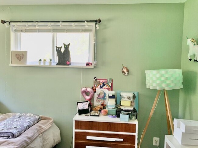 Building Photo - Light filled 2 BR plus 2 rooms, 2 FB including one in finished basement. Great location