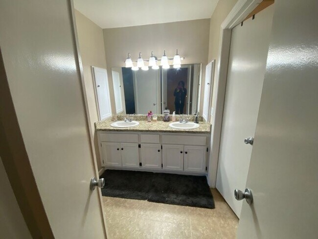 Building Photo - Bright 2 bedroom 2.5 bath townhome in La Costa and award winning schools 3-6 month leases available