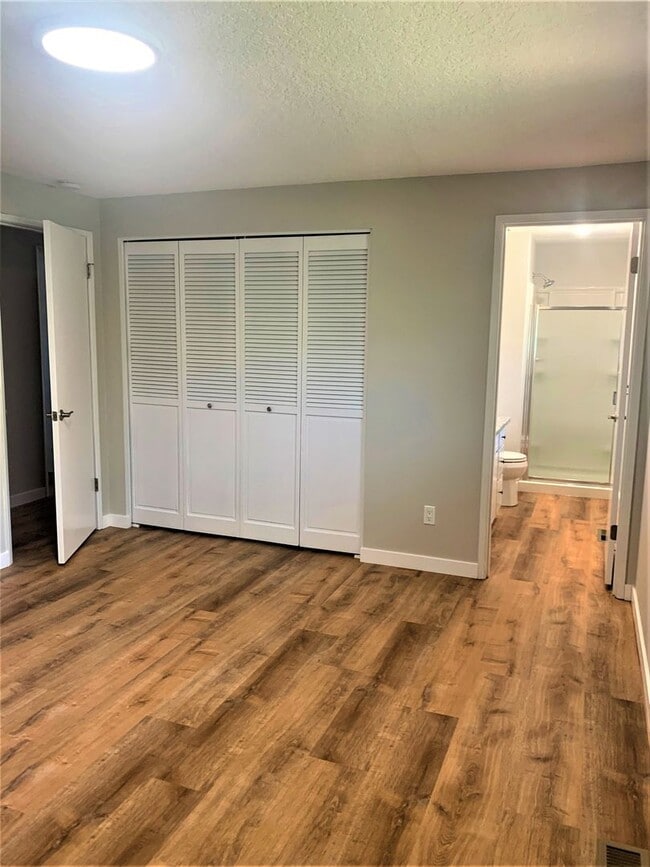 Building Photo - Desirable Cascade Park Location with Many ...