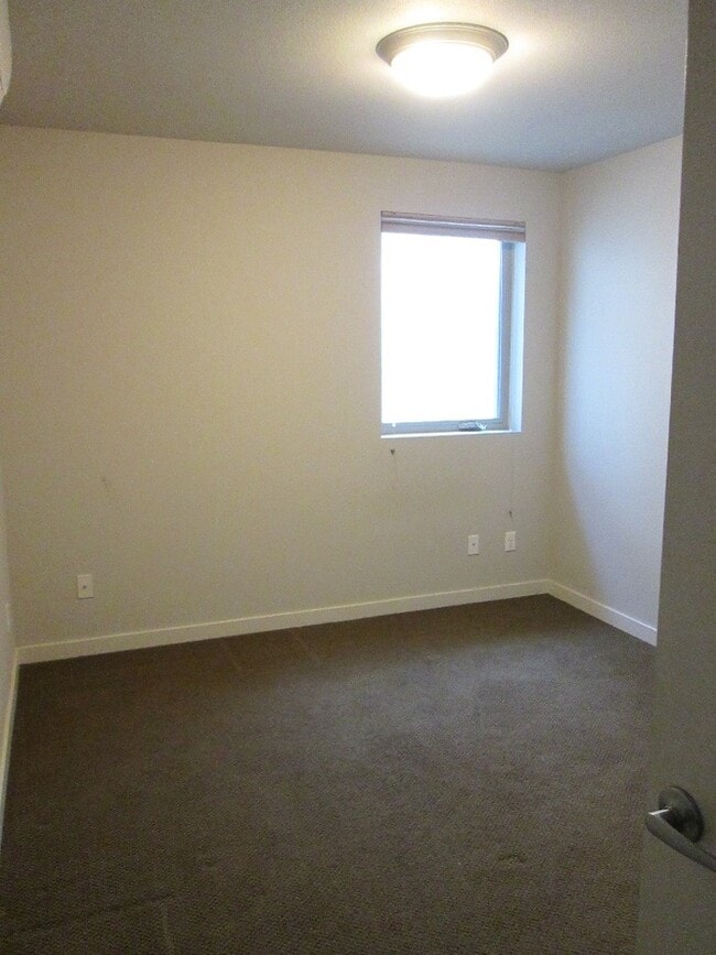 Building Photo - Spacious Two Bedroom Townhome