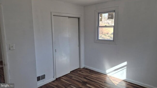 Building Photo - 5004 Meadowbrook Dr