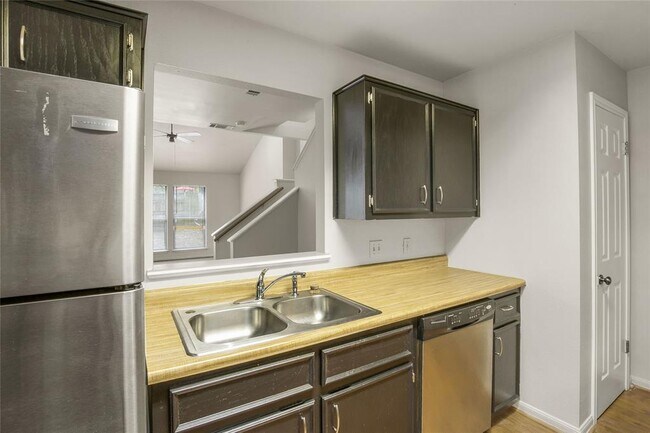 Building Photo - 1605 Waterloo Tr