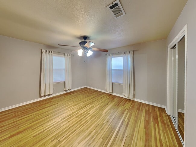 Building Photo - Live Where Location and Comfort Come Together