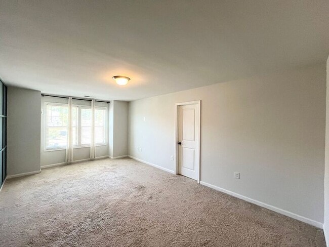 Building Photo - 1005 Longitude Dr
