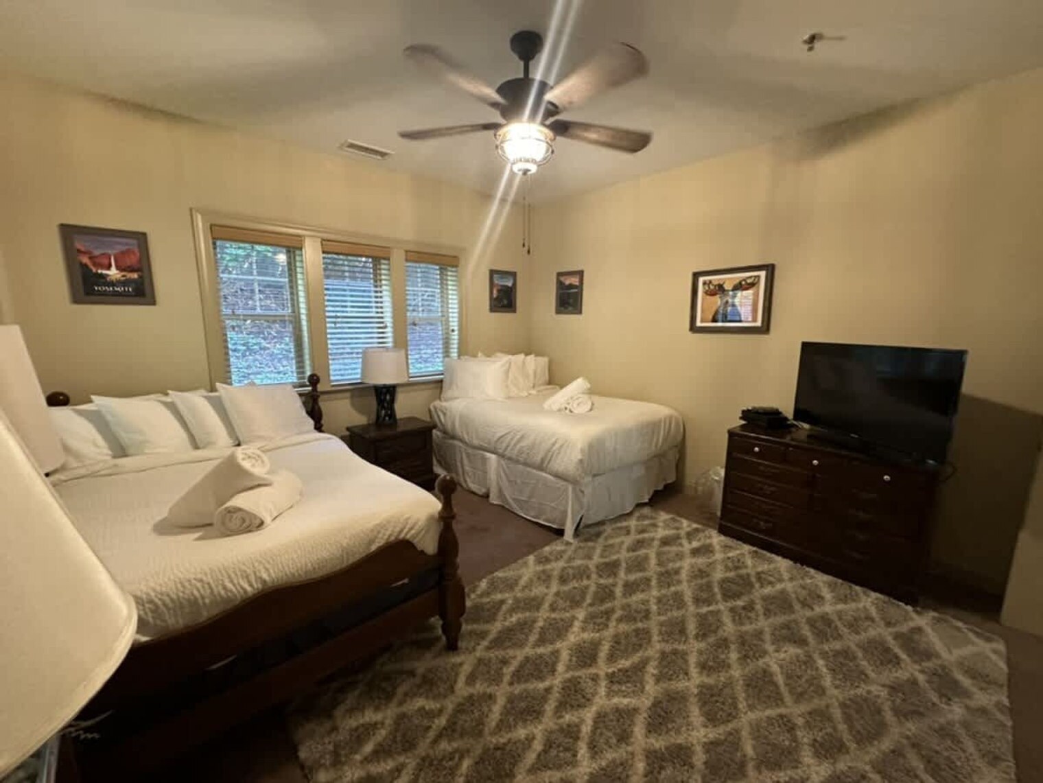 Building Photo - 1560 Country Club Dr