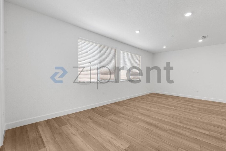 Building Photo - Unit