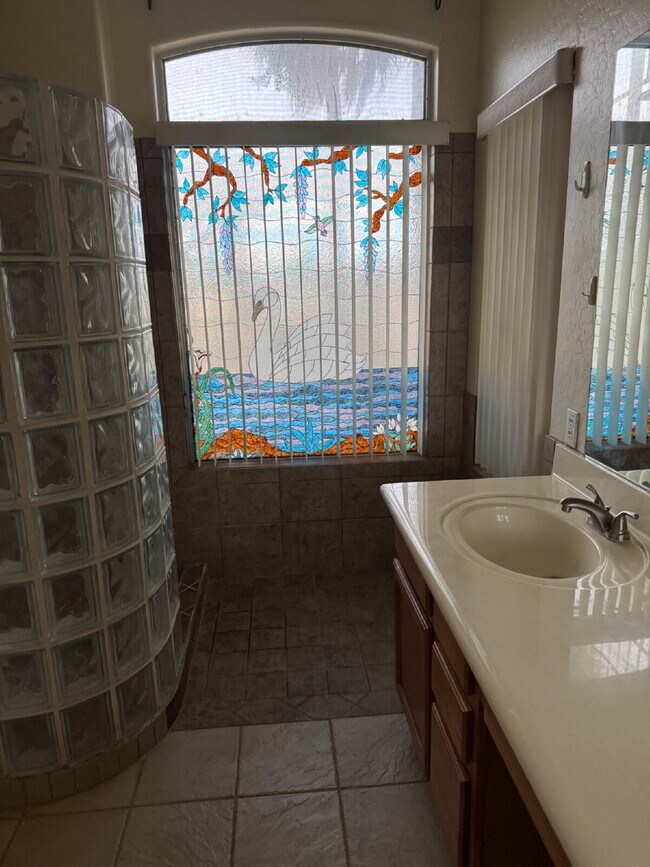 Building Photo - Open house Sunday 2-22-26 from 1-3pm! 3b/2b home with a pool backing Palm Valley golf course.