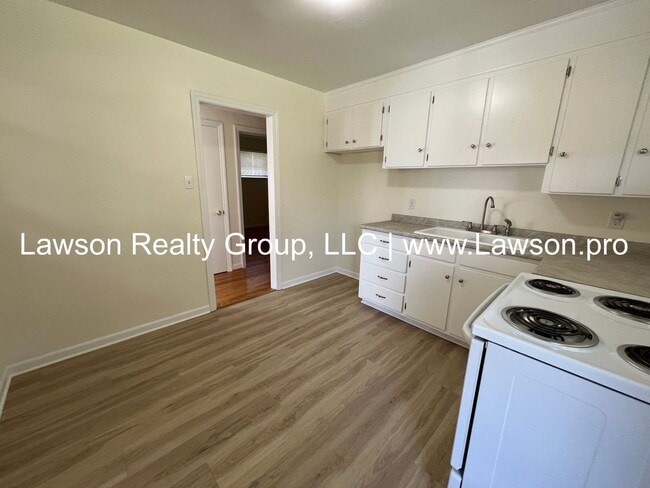 Building Photo - Pristine Brick Ranch with Covered Back Patio!