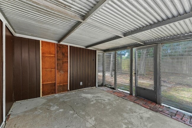 Building Photo - 632 Meadowlawn St