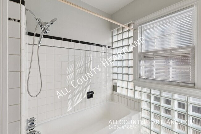 Building Photo - 2433 Cashion Pl