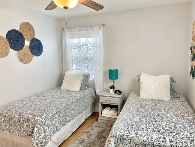 Building Photo - 3945S- The Sunset Lane Cottage | FURNISHED