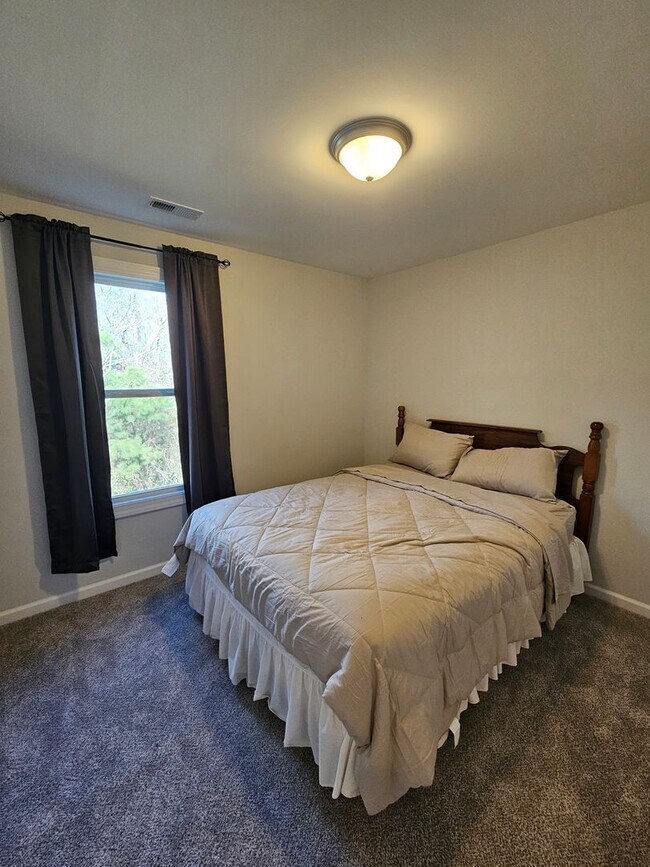 Building Photo - Newer Construction, 3 Bedroom Townhome!