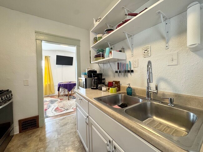 Building Photo - 512 W 39th Terrace